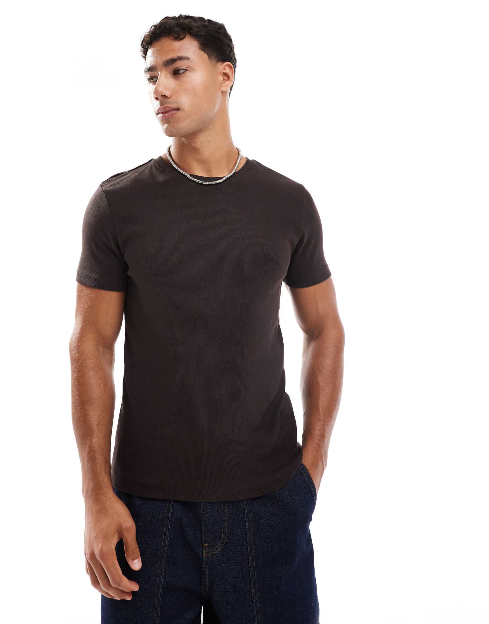 Футболка ASOS DESIGN essential muscle fit коричневого цвета в рубчик   