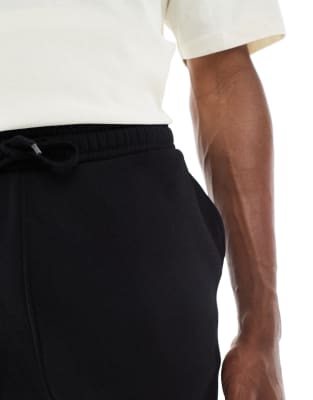 ASOS DESIGN – Essential – Slim-Fit Shorts in Schwarz