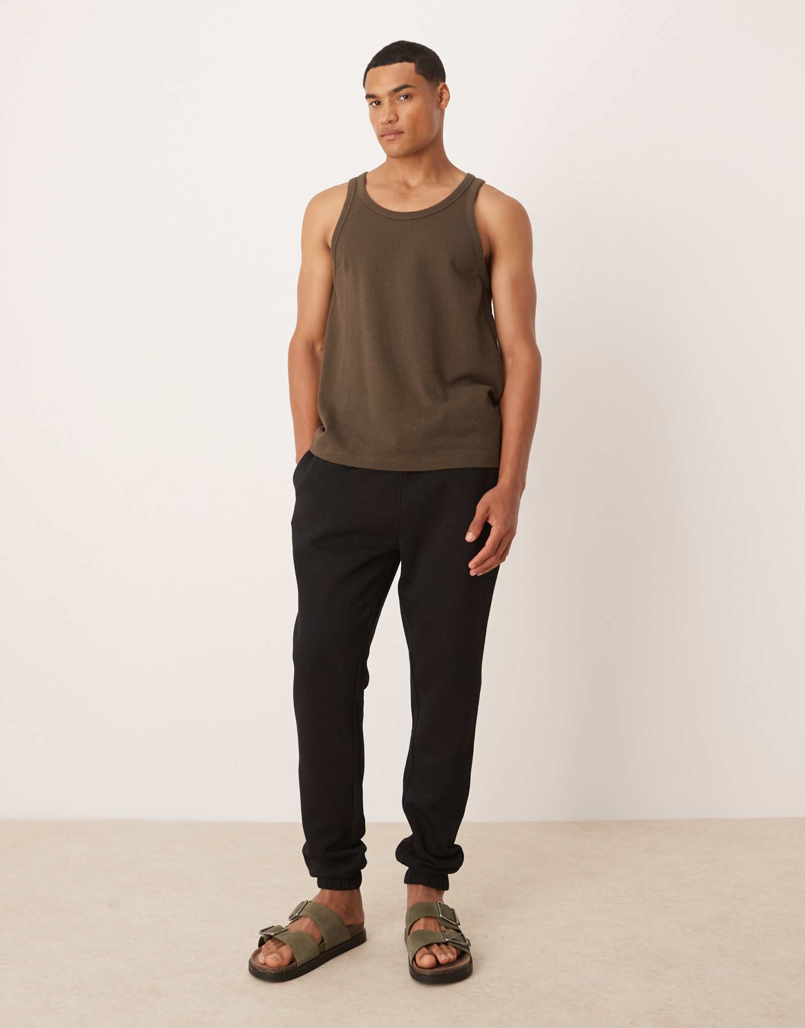 Облегающие спортивные брюки ASOS DESIGN essential черного цвета