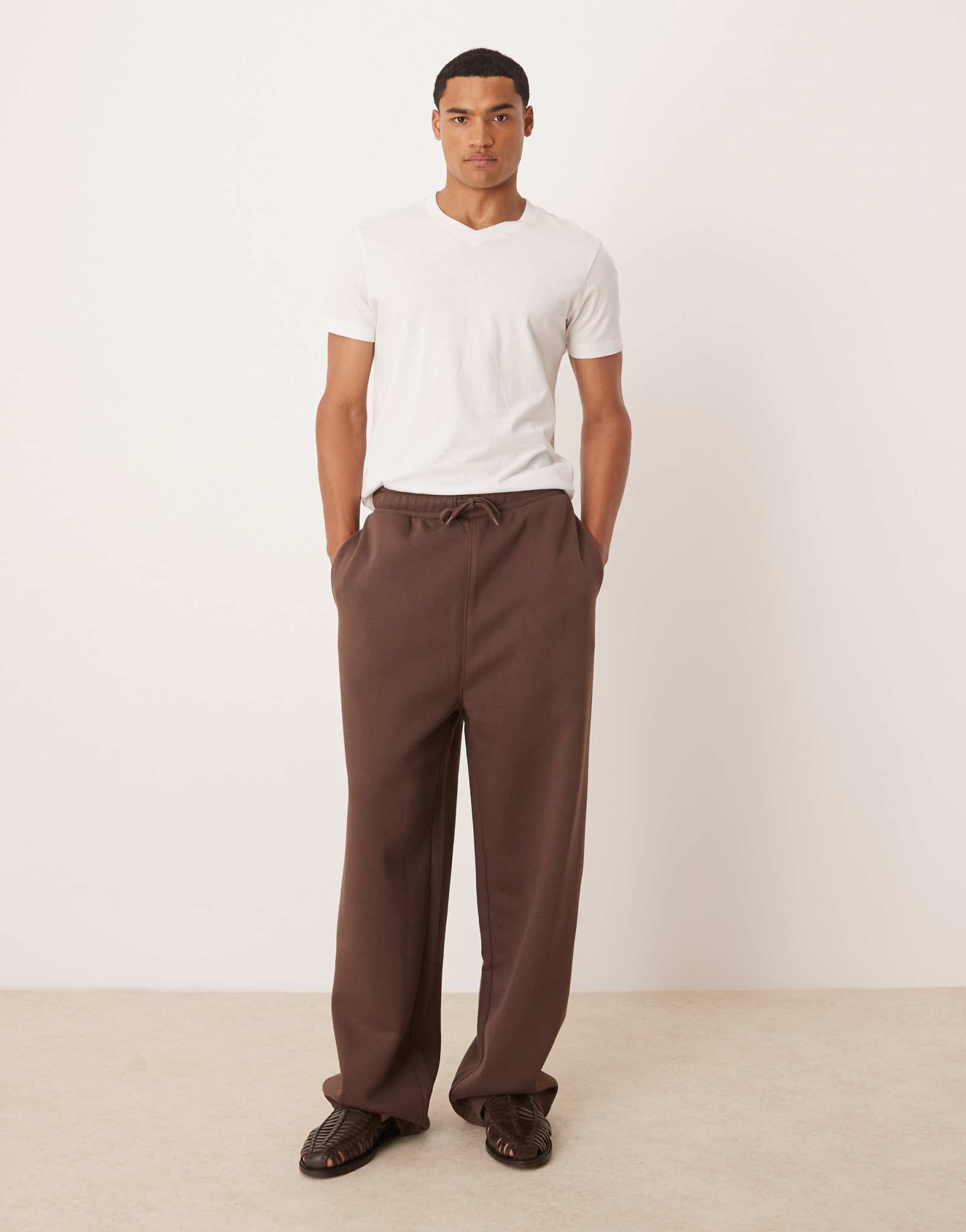 Широкие спортивные брюки ASOS DESIGN essential коричневого цвета 