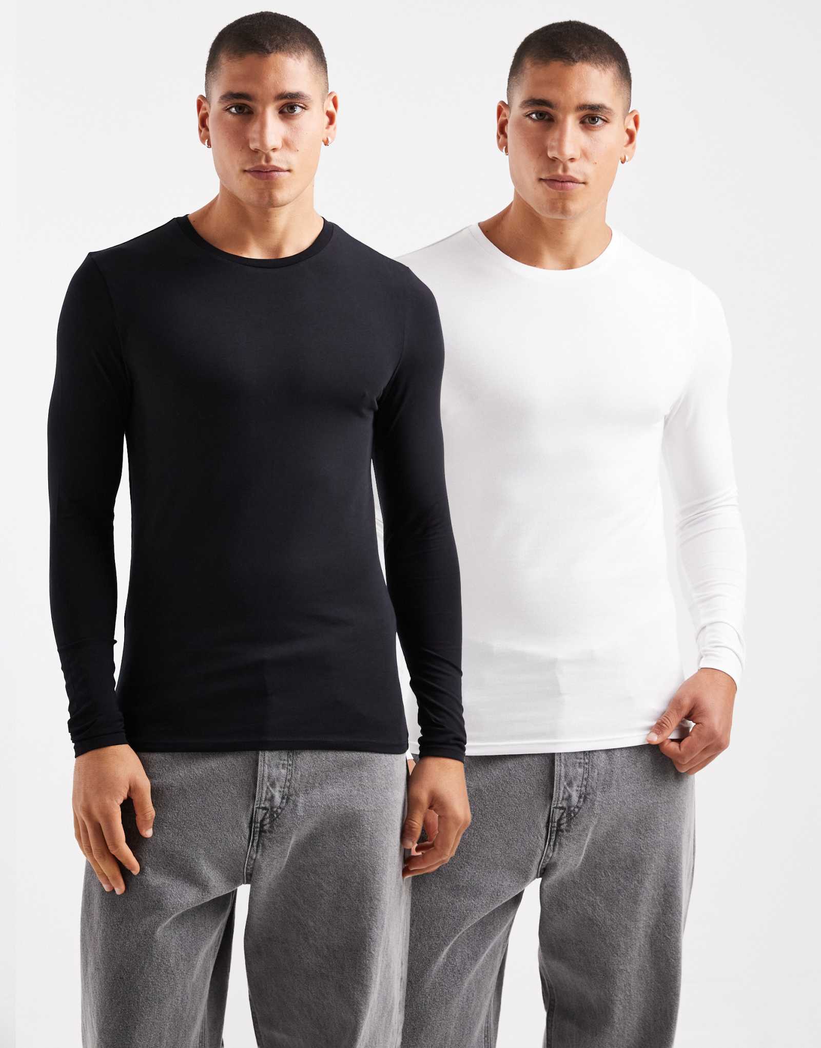 ASOS DESIGN Essentials 2 упаковки черно-белых футболок с длинными рукавами muscle fit 