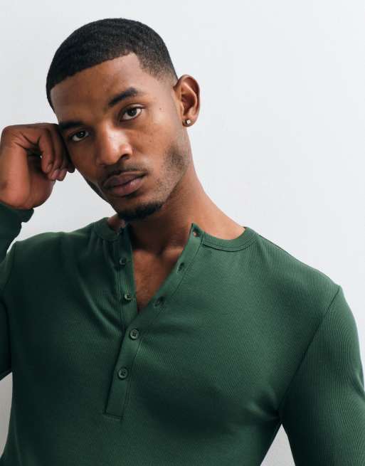 ASOS DESIGN Essentials camiseta henley ajustada de manga larga en canalé verde oscuro, 4 de 5