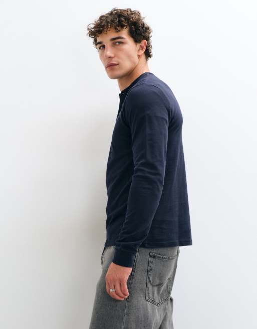 ASOS DESIGN Essentials Langarm-Henley-T-Shirt in Marineblau aus Piqué, 4 von 5