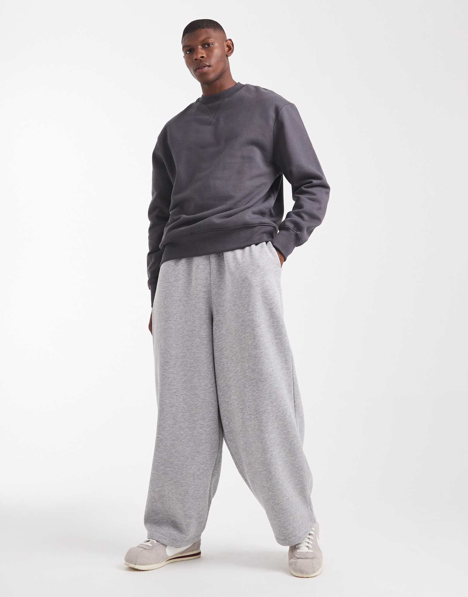 Спортивные брюки свободного кроя ASOS DESIGN essentials из серого вереска