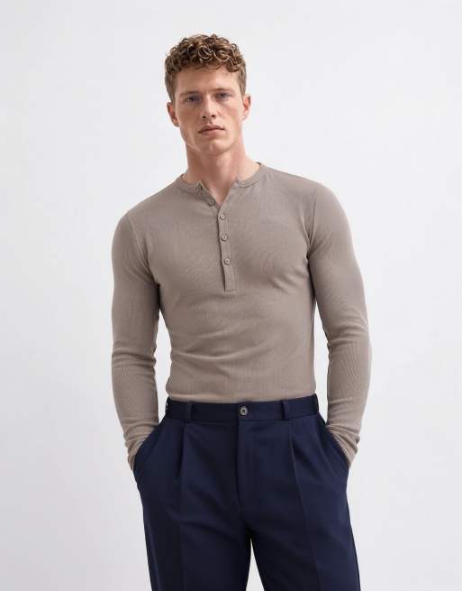 ASOS DESIGN Essentials muscle fit långärmad henley-t-shirt i beige ribb, 6 av 10