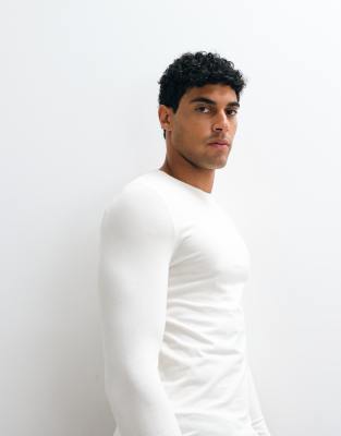 Футболка с длинным рукавом muscle fit от ASOS DESIGN essentials цвета кокосового молока со сливками