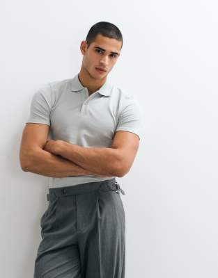 Спортивное поло ASOS DESIGN Essentials в обтяжку из зеленого цвета pique pigeon