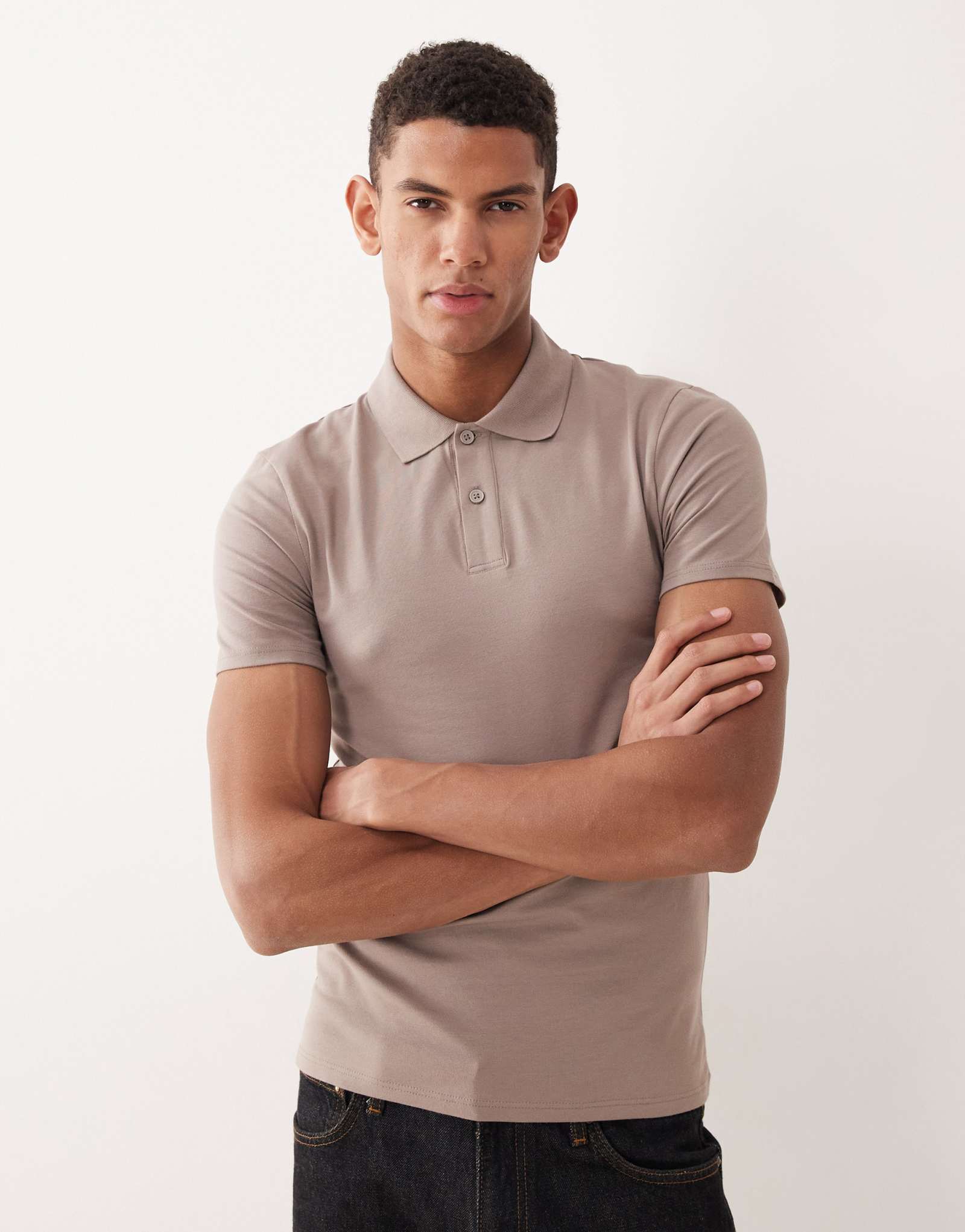 Рубашка-поло ASOS DESIGN Essentials muscle fit коричневого цвета