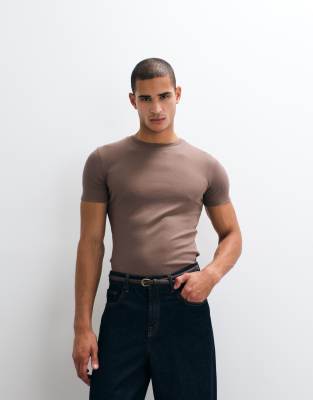 Футболка ASOS DESIGN essentials muscle fit из коричневого кофейного кварца в рубчик