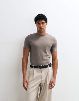 Футболка ASOS DESIGN essentials muscle fit темно-серого цвета cliffside