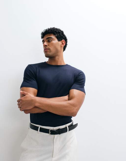 ASOS DESIGN - Essentials - Pakke med 2 tætsiddende T-shirts i hvid/marineblå, 4 af 5