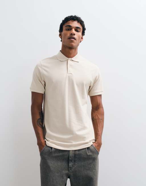 ASOS DESIGN - Essentials - Polo beis básico de corte estándar de piqué, 2 de 5