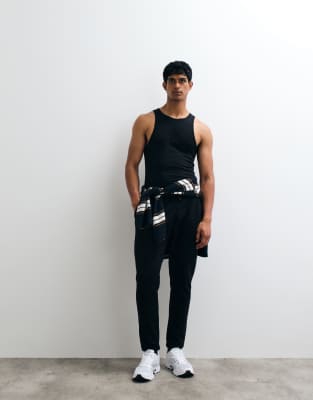 Essentials - Schmal geschnittene Jogginghose in Schwarz Schwarz 2XL
