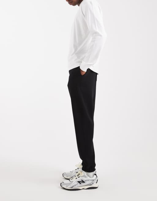 ASOS DESIGN - Essentials - Set van 2 toelopende joggingbroeken in zwart en gemêleerd grijs, 3 van 5