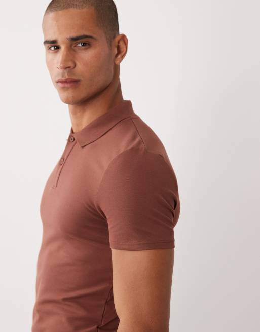 ASOS DESIGN Essentials tætsiddende poloskjorte i brun piqué, 4 af 5