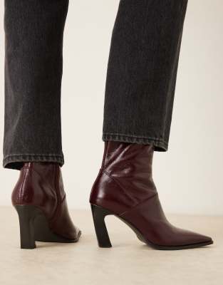 ASOS DESIGN - Estella - Stiefeletten aus schwarzem Leder mit kantiger Zehenpartie-Rot