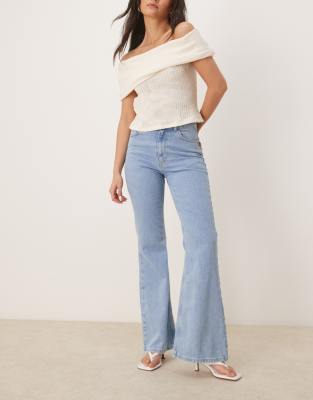 ASOS DESIGN - Everyday - Ausgestellte, mittelblaue Jeans