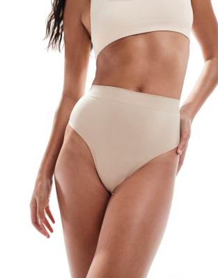 everyday seamless smoothing thong in beige-Neutral