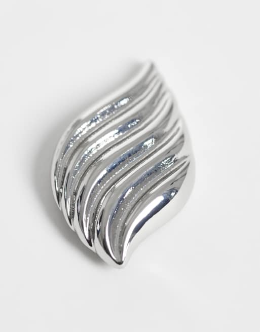 ASOS DESIGN everyday stud earrings with ridge wave design in silver tone, 3 of 4