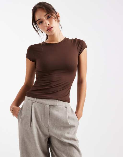 ASOS DESIGN - Everyday - Top a maniche corte sinuoso in poliammide color cioccolato