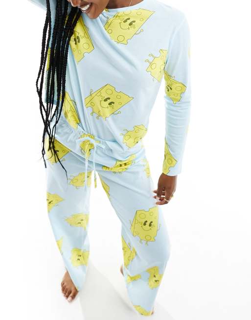 ASOS DESIGN – Exklusiver Pyjama mit langärmligem Oberteil und Hose in Blau mit Käse-Print