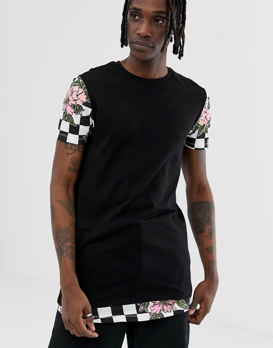 ASOS DESIGN – Extra lång T-shirt med schackrutigt mönster med rosor & förlängd fåll-Svart