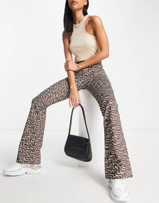 Uitstekend op vakantie emotioneel ASOS DESIGN - Extra lange flare-broek in chocoladebruin met golvende print  | ASOS