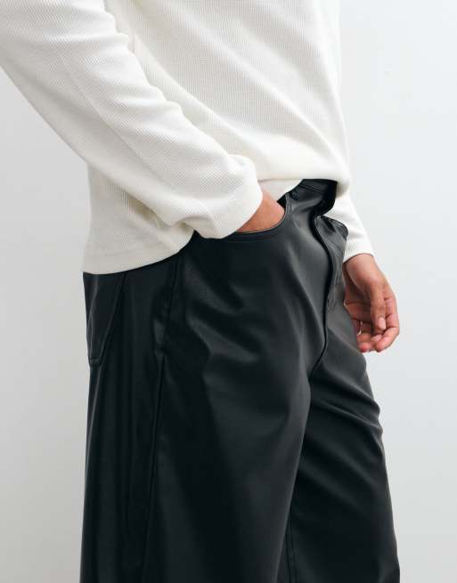 ASOS DESIGN extra lange Jorts aus schwarzem Kunstleder, 2 von 5