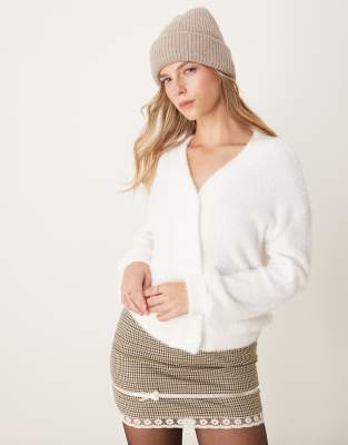 ASOS DESIGN - Extrem flauschige, gerippte Strickjacke in Weiß