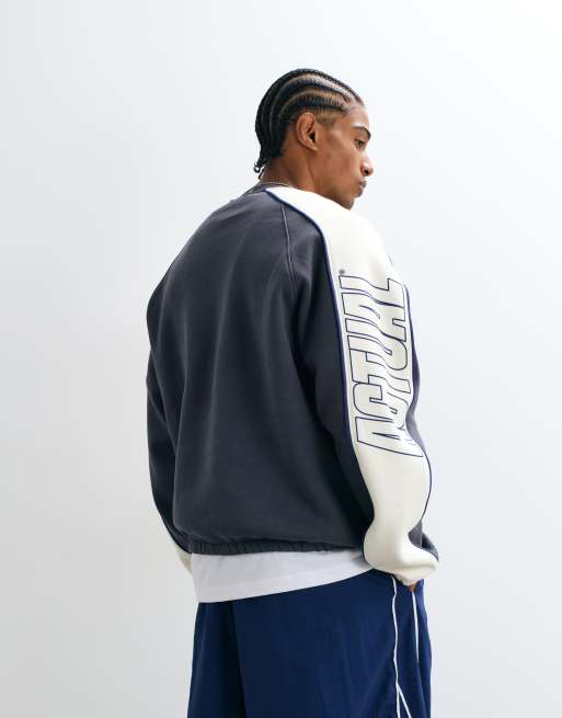 ASOS DESIGN extrem oversizedes Sweatshirt mit Rundhalsausschnitt, Cut-and-Sew-Details, Paspelierung und Print in Anthrazit, 5 von 5