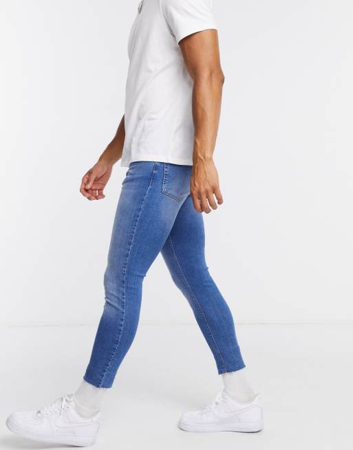 ASOS DESIGN – Extreme – Mellanblå ankellånga spray on-jeans med powerstretch och råskuren fåll, 4 av 4