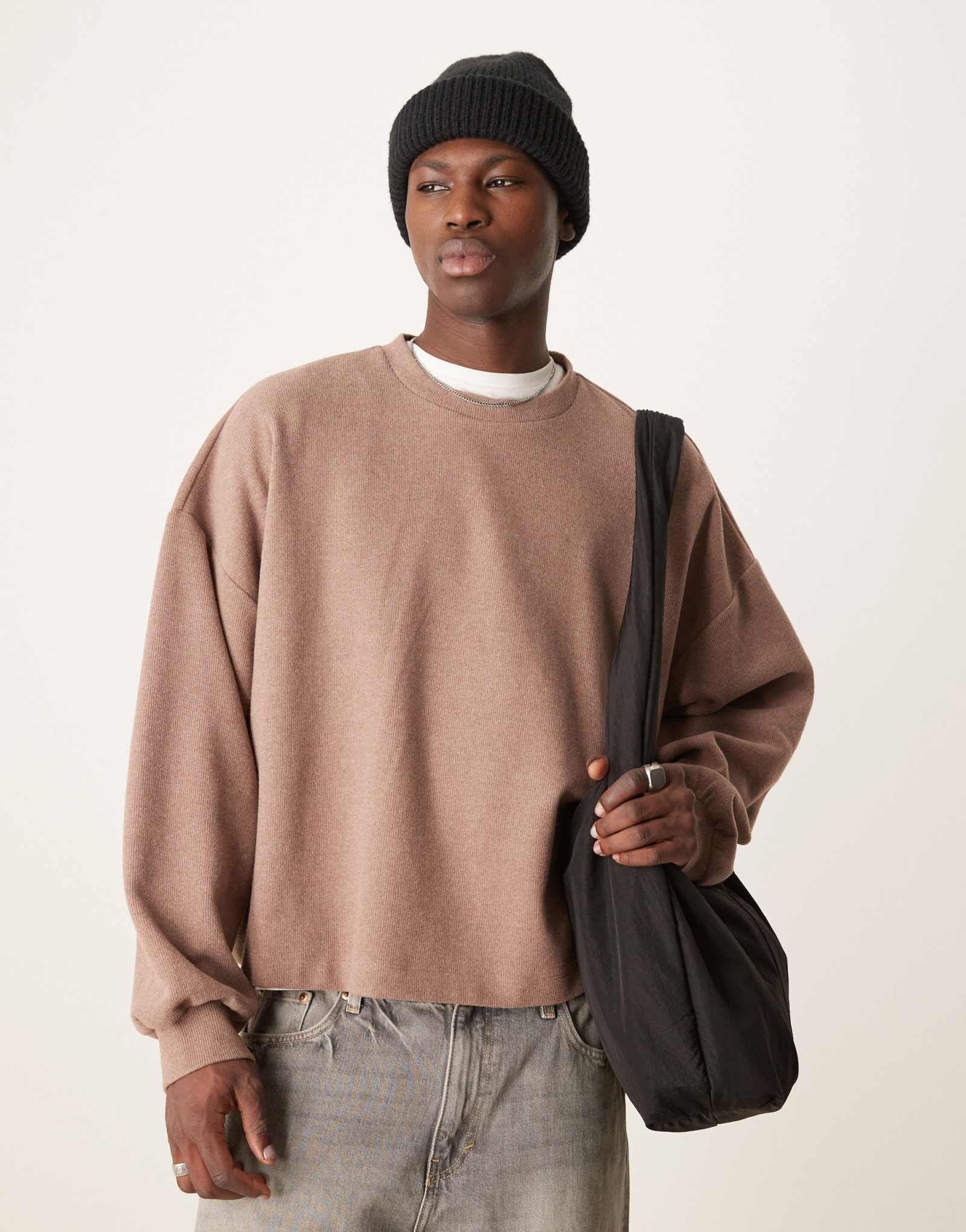 Легкий свитер свободного кроя экстравагантного размера от ASOS DESIGN, выполненный в матовом цвете латте в рубчик