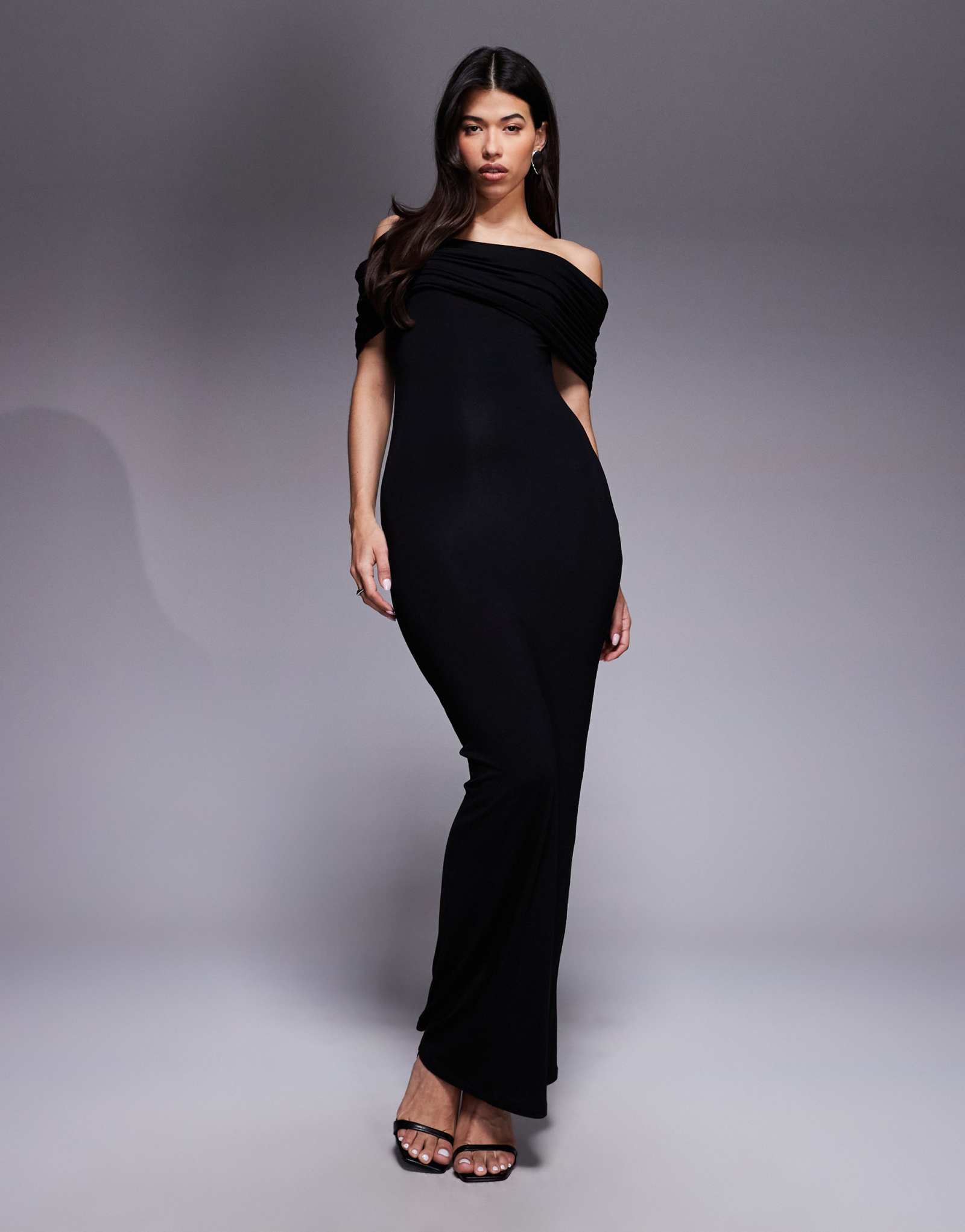 Черное миди-платье с рюшами и открытыми плечами от ASOS DESIGN extreme