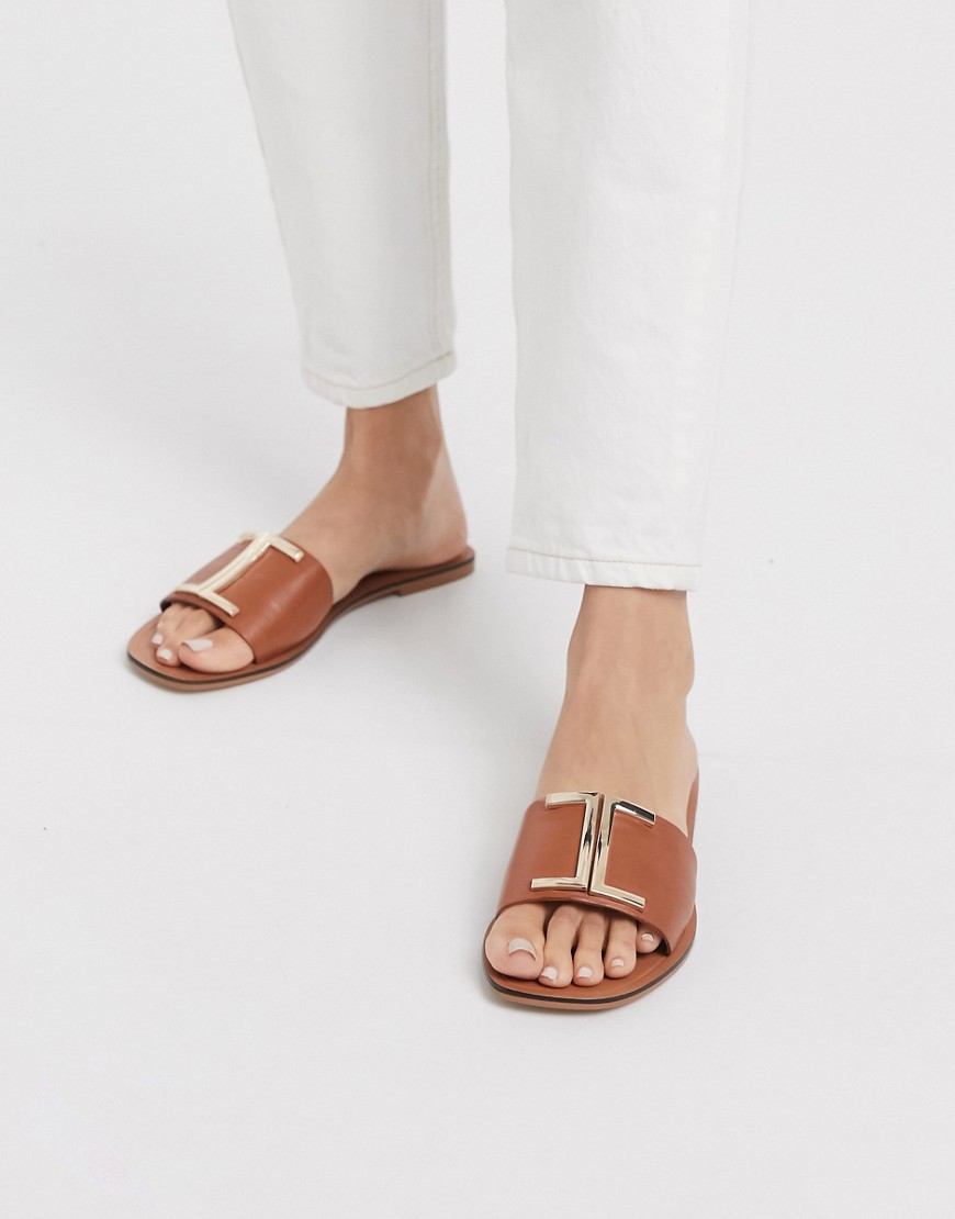 ASOS DESIGN – Factor – Bruna, platta sandaler i läder-Guldbrun