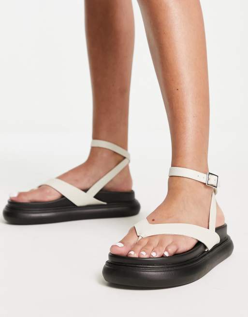 ASOS DESIGN – Fahrenheit – Flache Zehenstegsandalen in Wollweiß mit dicker Sohle