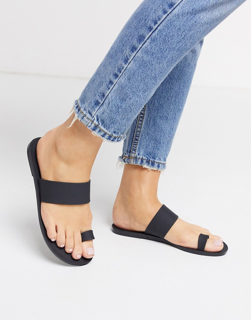 ASOS DESIGN — Fairfield — Sorte sandaler med tåløkke
