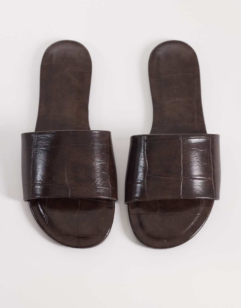 Flat crocodile sandals