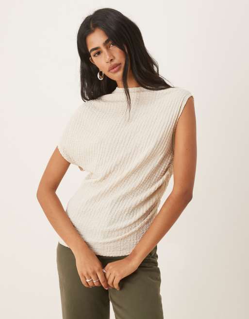 ASOS DESIGN – Fakturowana asymetryczna koszulka w kolorze kremowym z marszczeniem z boku