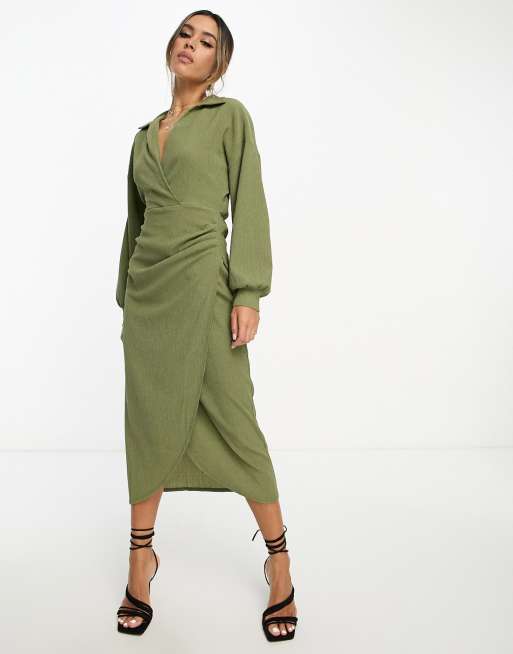 ASOS DESIGN – Fakturowana sukienka kopertowa midi z kołnierzem w ciemnym odcieniu khaki