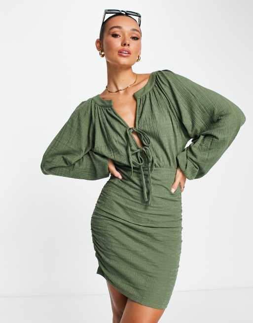 ASOS DESIGN – Fakturowana sukienka mini z długimi rękawami i wiązaniem w kolorze khaki