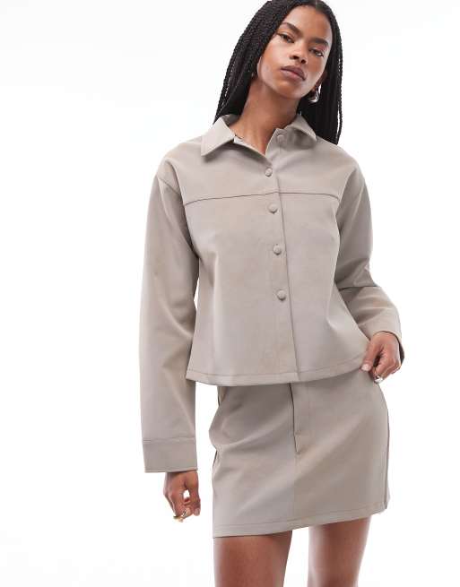 ASOS DESIGN – Fakturowana szarobeżowa koszula oversize z imitacji skóry, część zestawu