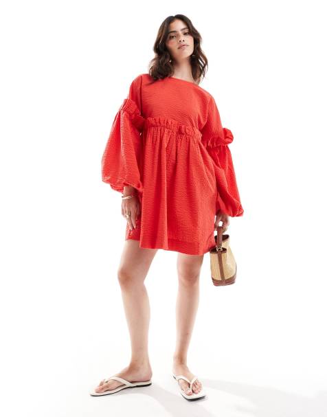 ASOS DESIGN – Fakturowana wiśniowoczerwona sukienka mini z dużymi falbankami - view 1