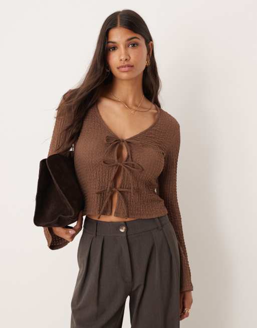 ASOS DESIGN – Fakturowany top z długimi rękawami i wiązaniem z przodu w kolorze czekoladowym