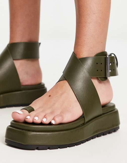 ASOS Design Falcon Flache Sandalen in Khaki mit Zehenschlaufe ASOS