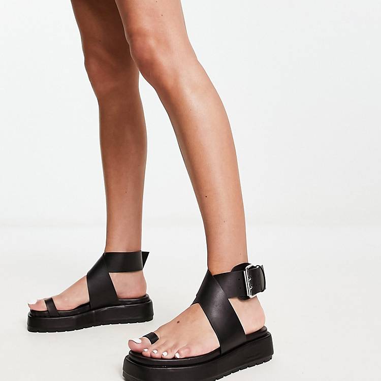 Nødvendig Dykker synet ASOS DESIGN Falcon toe loop flat sandals in black - BLACK | ASOS