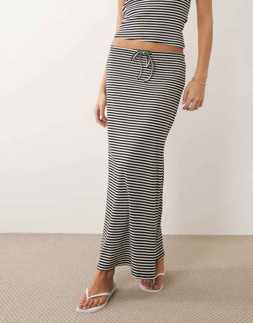 ASOS DESIGN - Falda larga a rayas monocromáticas de corte acampanado de punto texturizado (parte de un conjunto), 2 de 5