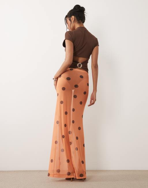 ASOS DESIGN - Falda larga color melocotón con estampado de lunares de malla transparente, 3 de 5