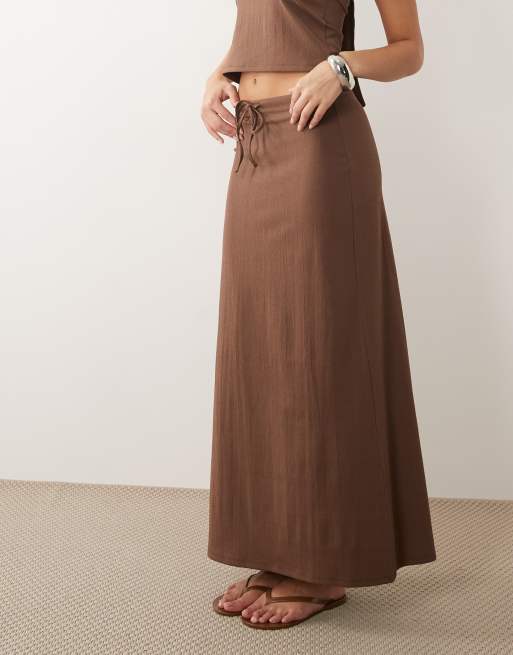 ASOS DESIGN - Falda larga marrón chocolate acampanada de crepé texturizado (parte de un conjunto), 2 de 5