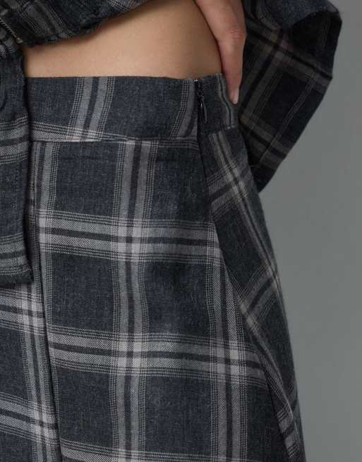 ASOS DESIGN Falda maxi asimétrica de talle bajo de un conjunto a cuadros monocromo, 4 de 5