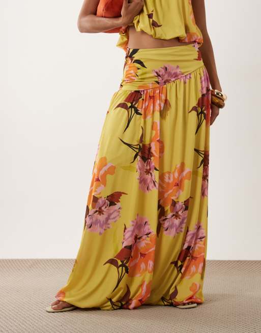 ASOS DESIGN falda maxi de conjunto con bajo abullonado y estampado floral amarillo, 2 de 5